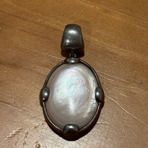Silver mother of pearl pendant.